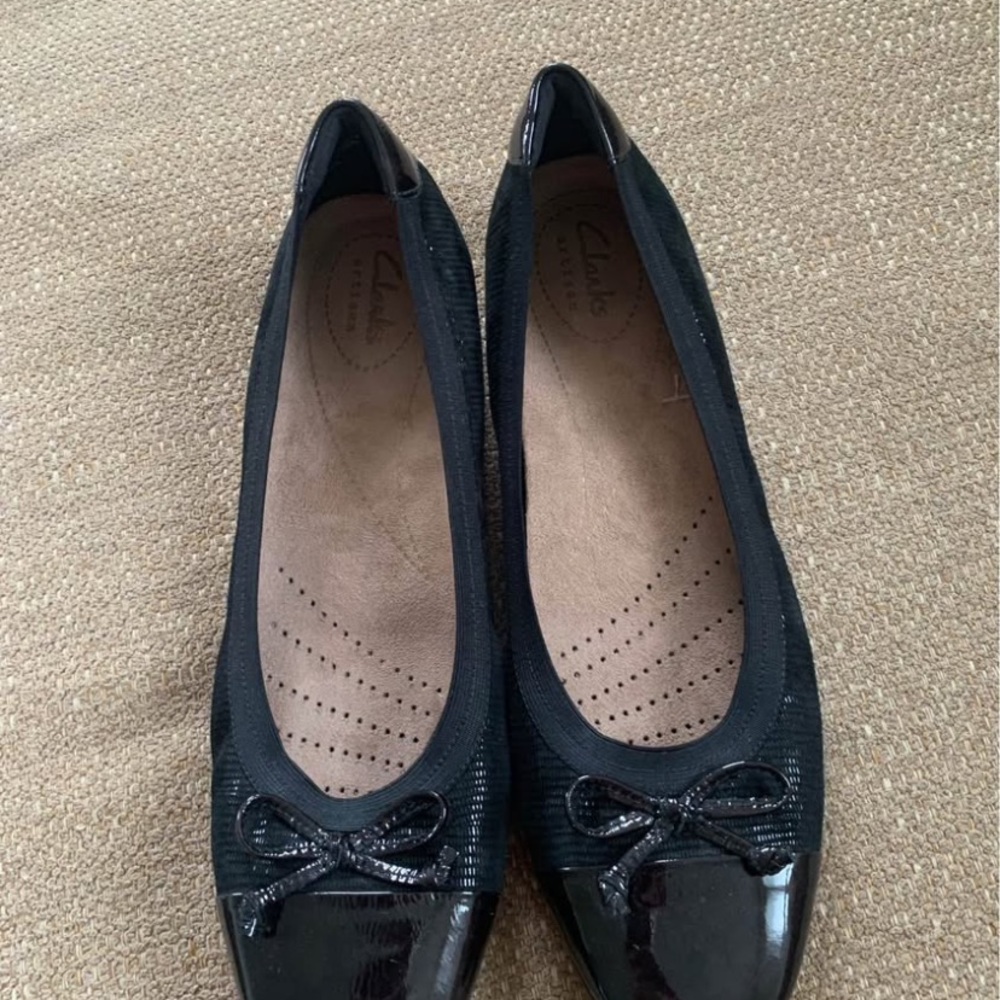 Clarks Glossy Black Flats with Bow - Picture 4 of 4